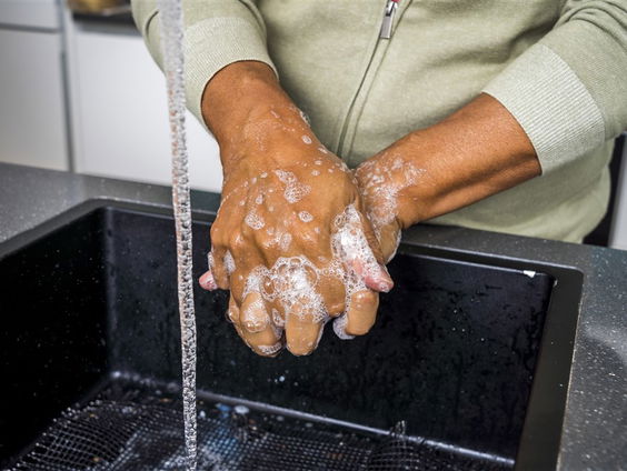 We wassen onze handen stuk, maar hoe blijven ze gezond?
