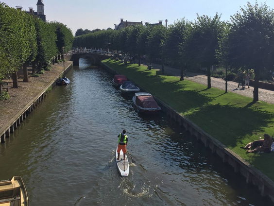 Marathon peddelen op een surfplank om aandacht te vragen voor depressie