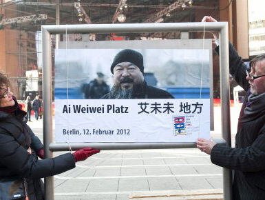 Wereldberoemde kunstactivist Ai Weiwei blaast zestig kaarsjes uit
