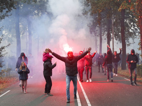 Grote groep Willem II-supporters bijeen zonder coronaregels na te leven