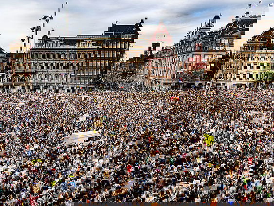 Politieonderzoeker Jaap Timmer en Sylvana Simons over demonstratie die doorging op de Dam