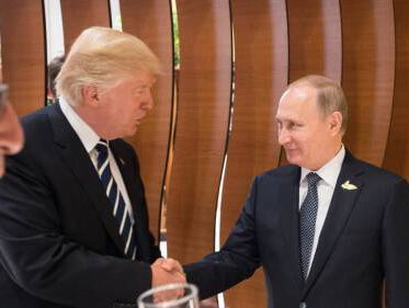 5v12: Trump en Poetin schudden elkaar de hand