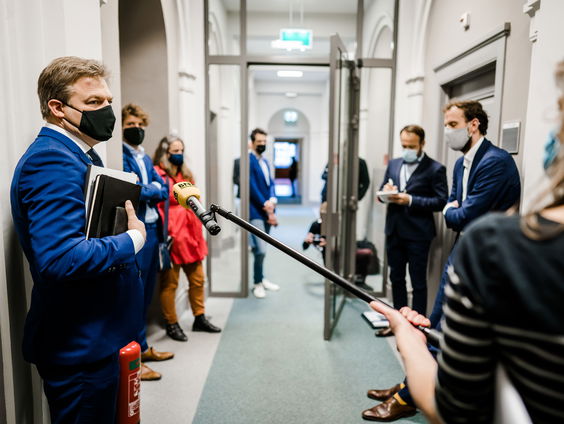 Oud-minister Jan Pronk: 'Kabinet moet aftreden'