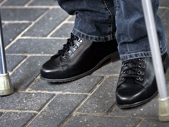 De scalpel tegen voeten zonder gevoel