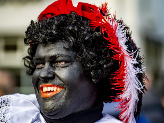 Doen bibliotheken er goed aan kinderboeken over zwarte piet te verwijderen?