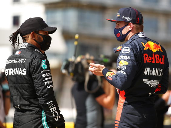 Verstappen naar tweede plaats op Silverstone na sensatie in laatste rondes