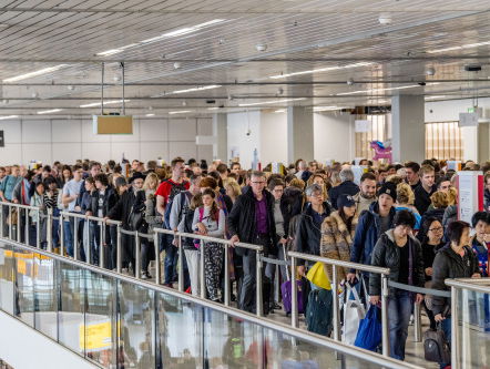 Schiphol geeft toe: het is te druk