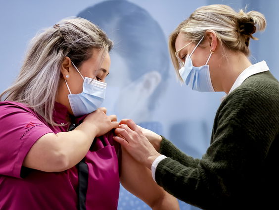 De eerste prik van het coronavaccin is gezet: 'Het is het begin van het einde van de crisis'