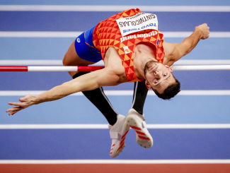 Sintnicolaas gaat polsstokhoogspringen tussen de terrassen