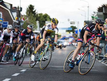 Alle remmen los voor de renners op Parijs- Roubaix