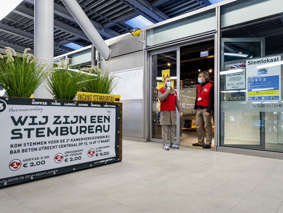 Stembureaus geopend, vooral voor kwetsbaren: 'Zo hoef ik niet in de rij te staan'