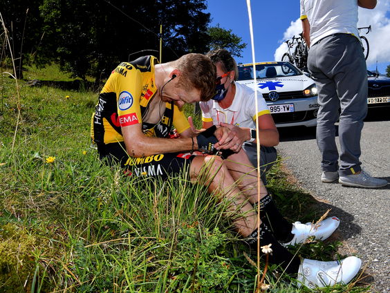 Vierde etappe Dauphiné ontsierd door valpartijen