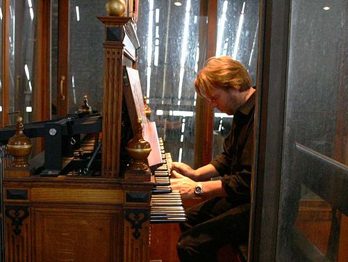 Beiaardier Boudewijn Zwart speelt verzoeknummers in coronatijd