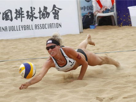 Sanne Keizer als supporter bij NK indoor beachvolleybal