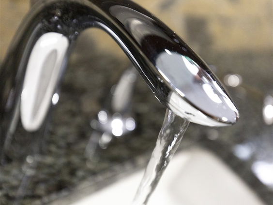 De Rijdende Badkamer leert kinderen over duurzaamheid