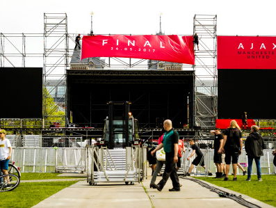 Kroegbaas Harry Elzinga van Haarlems Ajax-café hoopt op herleving finale 1995