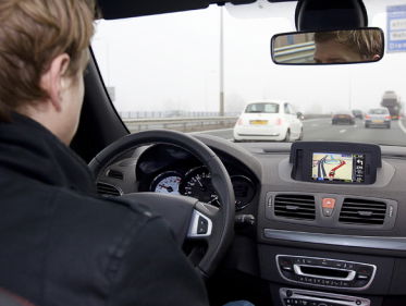 Kaarten navigatiesysteem in auto vaak erg oud en updates zijn duur