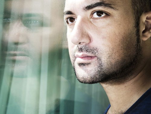 Özcan Akyol interviewt Matthijs van Nieuwkerk in zijn eigen huiskamer