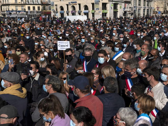 Eerbetoon aan onthoofde leraar