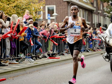 Abdi Nageeye met zijn pleegouders over de weg naar Olympisch Zilver