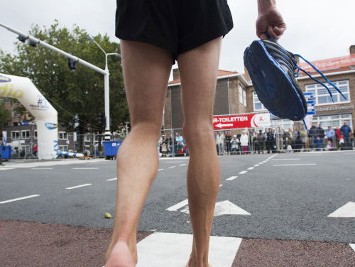 Feiten of fictie: Op blote voeten lopen geneest heupklachten