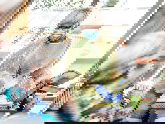 FNV boos op RIVM richtlijn over mondkapjes