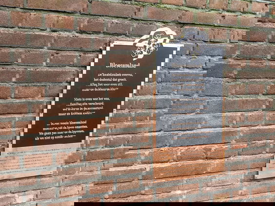 Ronald Giphart leest 'Bloesemland' van Fred Eggink, stadsdichter te Buren