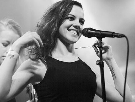 Zangeres Lakshmi speelt live bij Renze