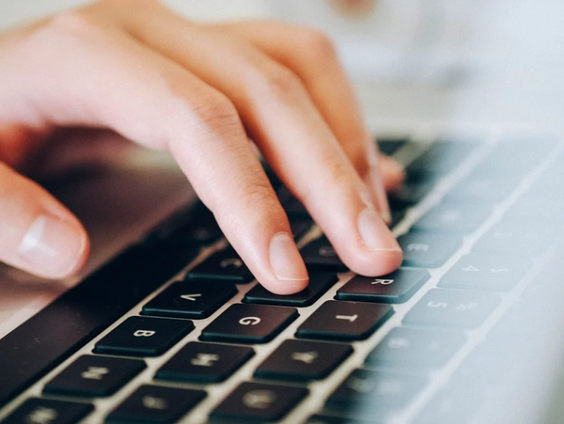 Nieuwe regelgeving tegen online vrouwenhaat