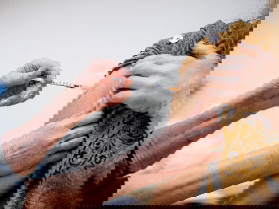 Huisartsen in Urk gaan vaccineren in hun eigen praktijk