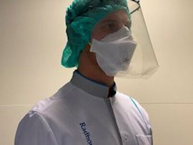 Gezichtsschild van Radboudumc tegen spatten in productie