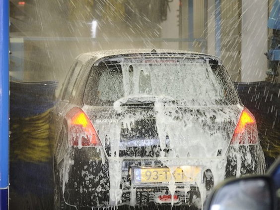 Schade aan je auto door de wasstraat? 'Zonder bewijs heb je geen poot om op te staan'
