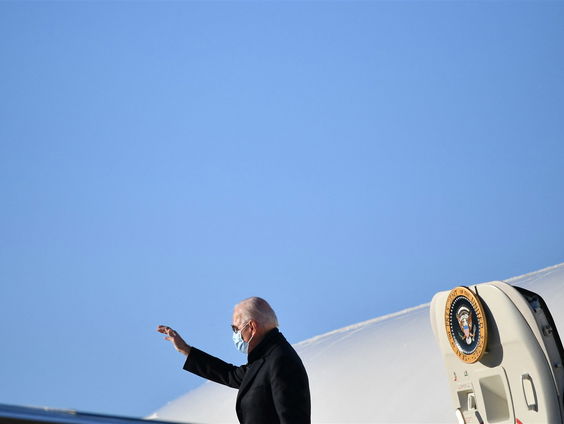 Biden schudt het Amerikaanse diplomatenkorps op
