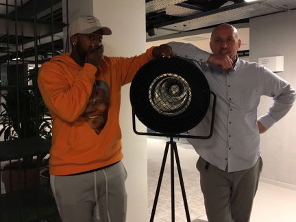 Hoe goed ken je elkaar na 12 jaar? We testen het bij GLOWINTHEDARK