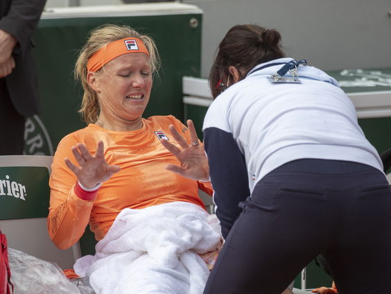 Ook coach Bertens zag 'bizarre wedstrijd': 'Die rolstoel was niet echt nodig'