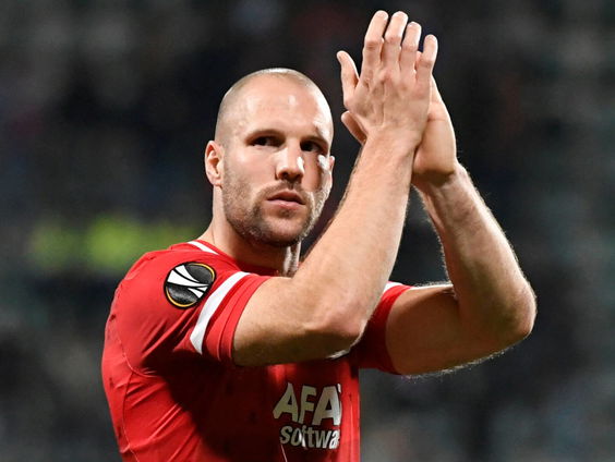 Ron Vlaar stopt per direct met voetballen