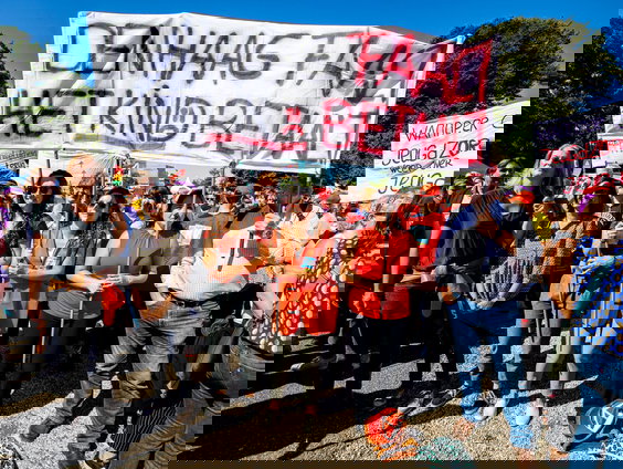 Jeugdzorgmedewerkers leggen werk neer