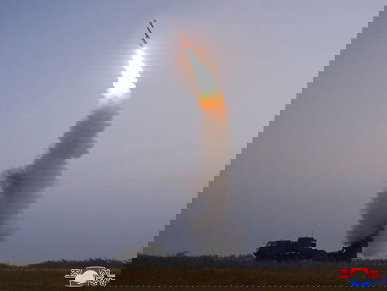 Noord-Korea vuurt 'nieuw ontwikkelde' luchtafweerraket af