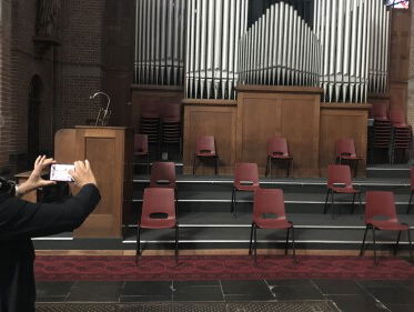 Pastoor Boekel maakt kerk 1,5-meterproof