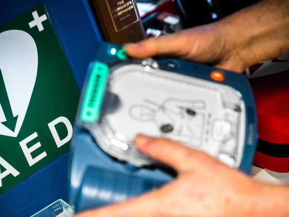 Defibrillator volgend jaar op elk treinstation