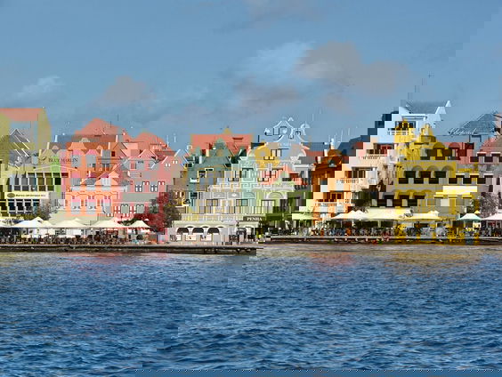 Koninklijk op de Eilanden: Onderwijs