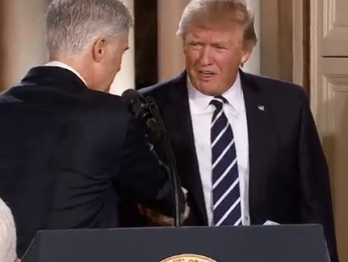 Donald Trump geeft een stevige hand