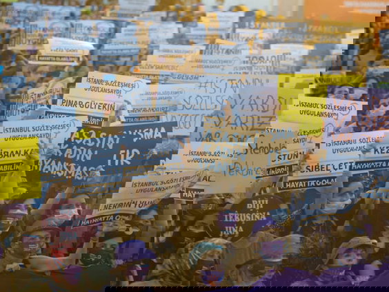 In Turkije vindt op grote schaal feminicide plaats ; mannen die hun vrouw vermoorden