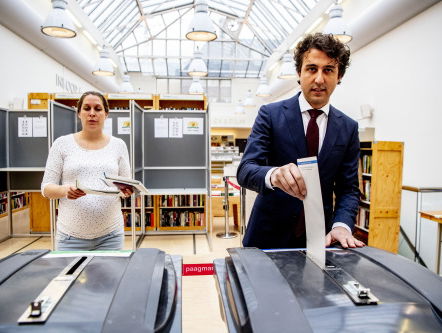Jesse Klaver langs de lijn bij Ajax-PSV
