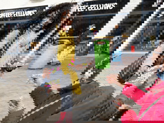 Hoe proberen nieuwe partijen op te vallen?