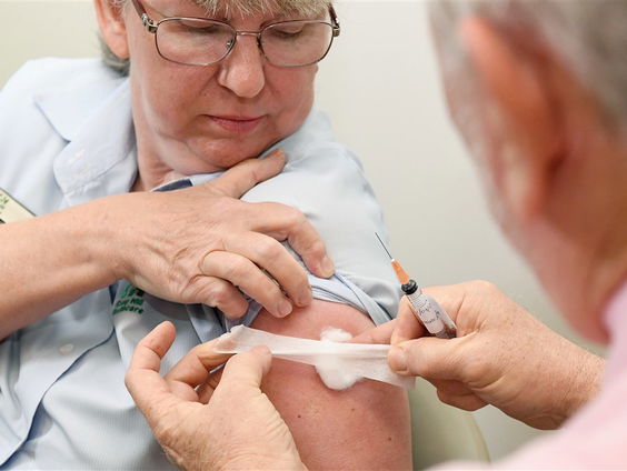 Stand.nl: Het vaccinatiebeleid moet snel over een andere boeg