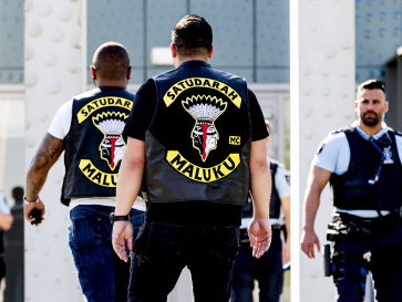 Burgemeester Annemarie Penn-te Strake en Mick van Wely over motorclubs: "Flauwekul, koop een fiets"