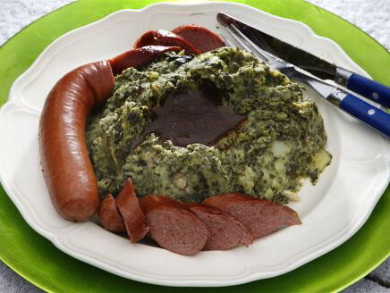 Iedereen aan tafel en eten wat de pot schaft!