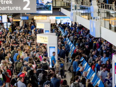 Hoe overleef ik… de drukste dag op Schiphol?