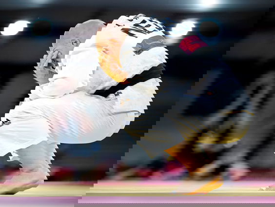 Henk Grol ligt uit het olympisch judotoernooi